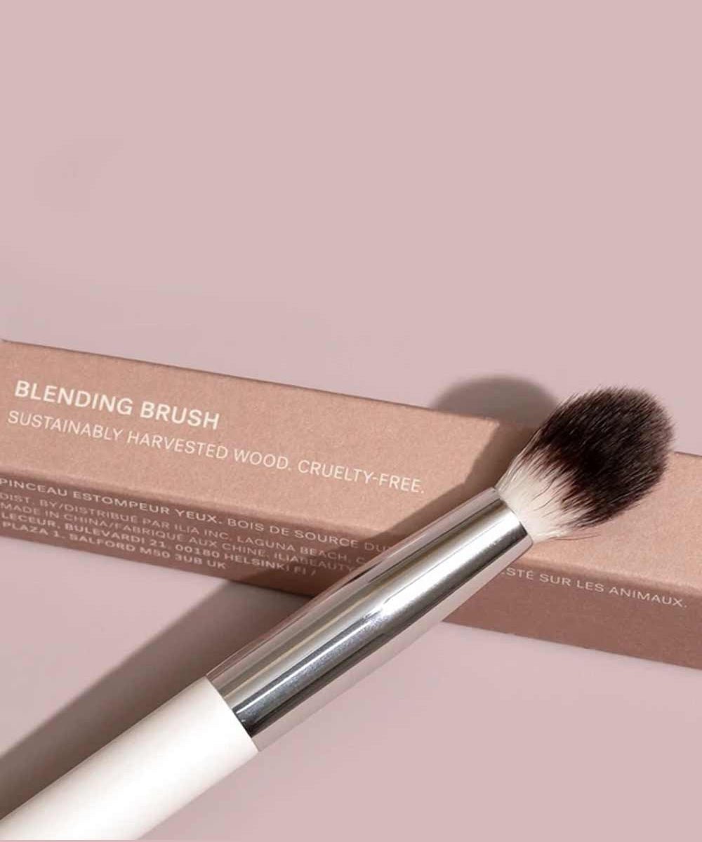 Ilia - Fluffy Eyeshadow Blending Brush made from FSC certified wood and recyclable aluminium - Secret Skin