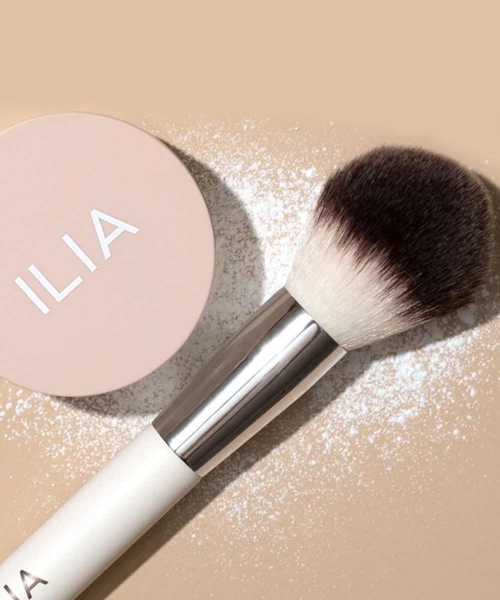 Ilia - Full-Bodied Finishing Powder Brush made from Reycyled Aluminium & Sustainably Harvested Wood - Secret Skin